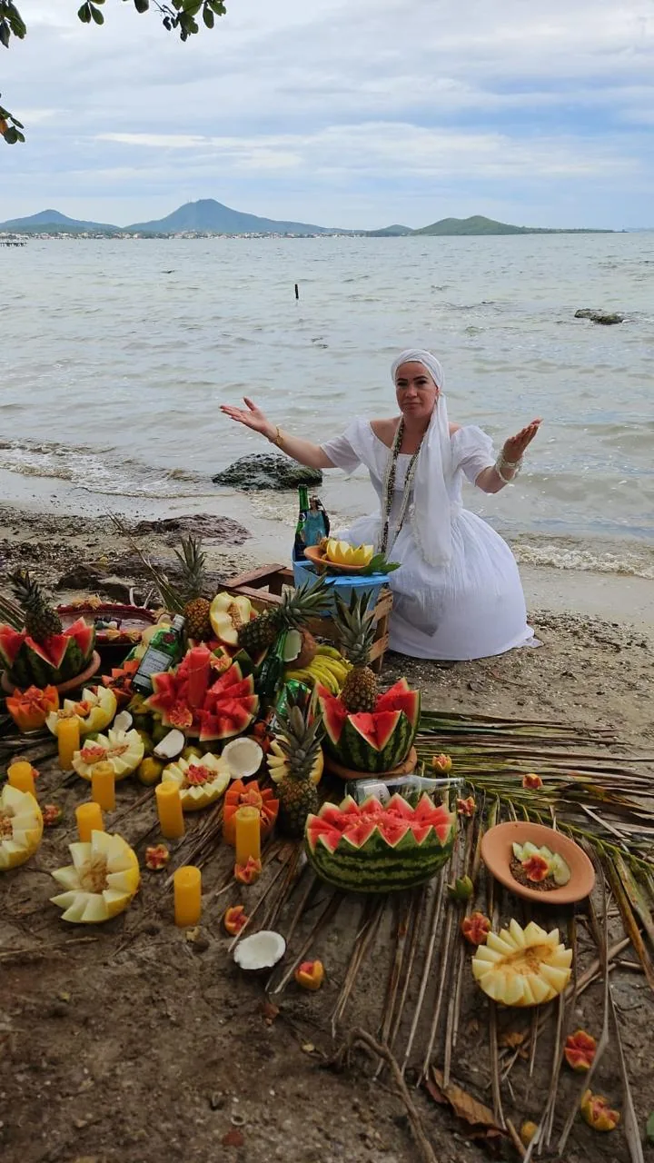 Ritual espiritual preparado à beira-mar