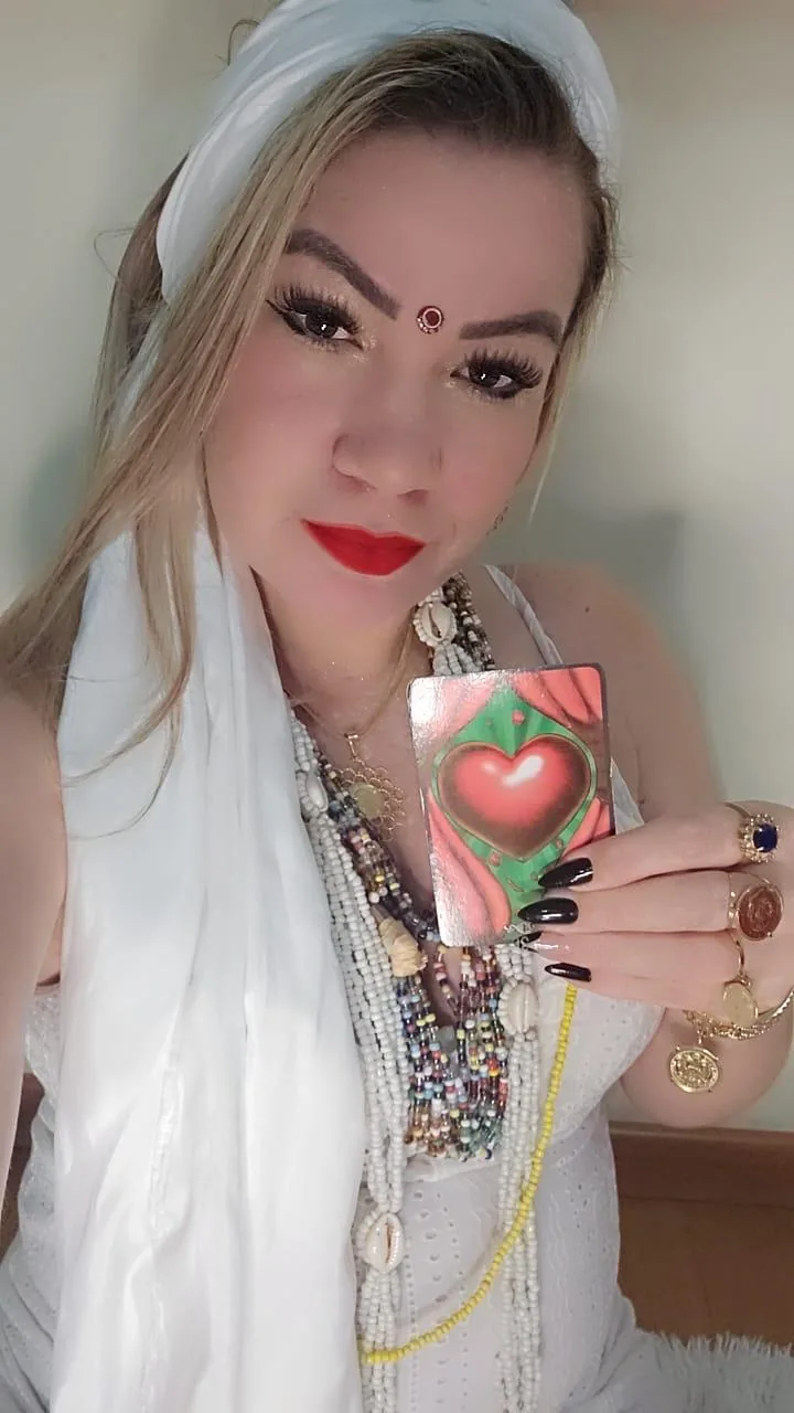 Irmã Yasmin com cartas de leitura