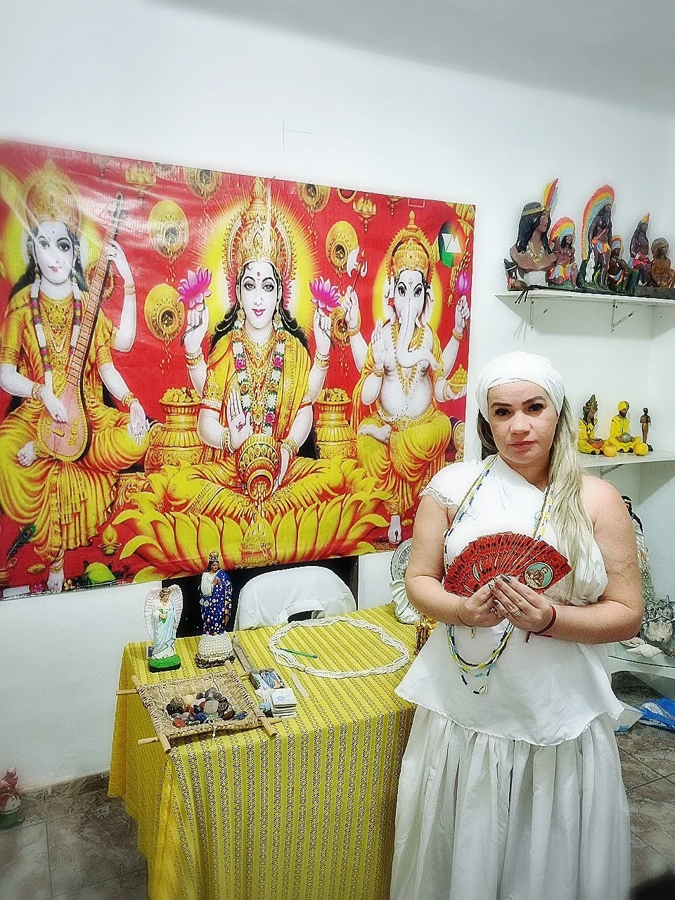 Irmã Yasmin em ambiente de atendimento espiritual