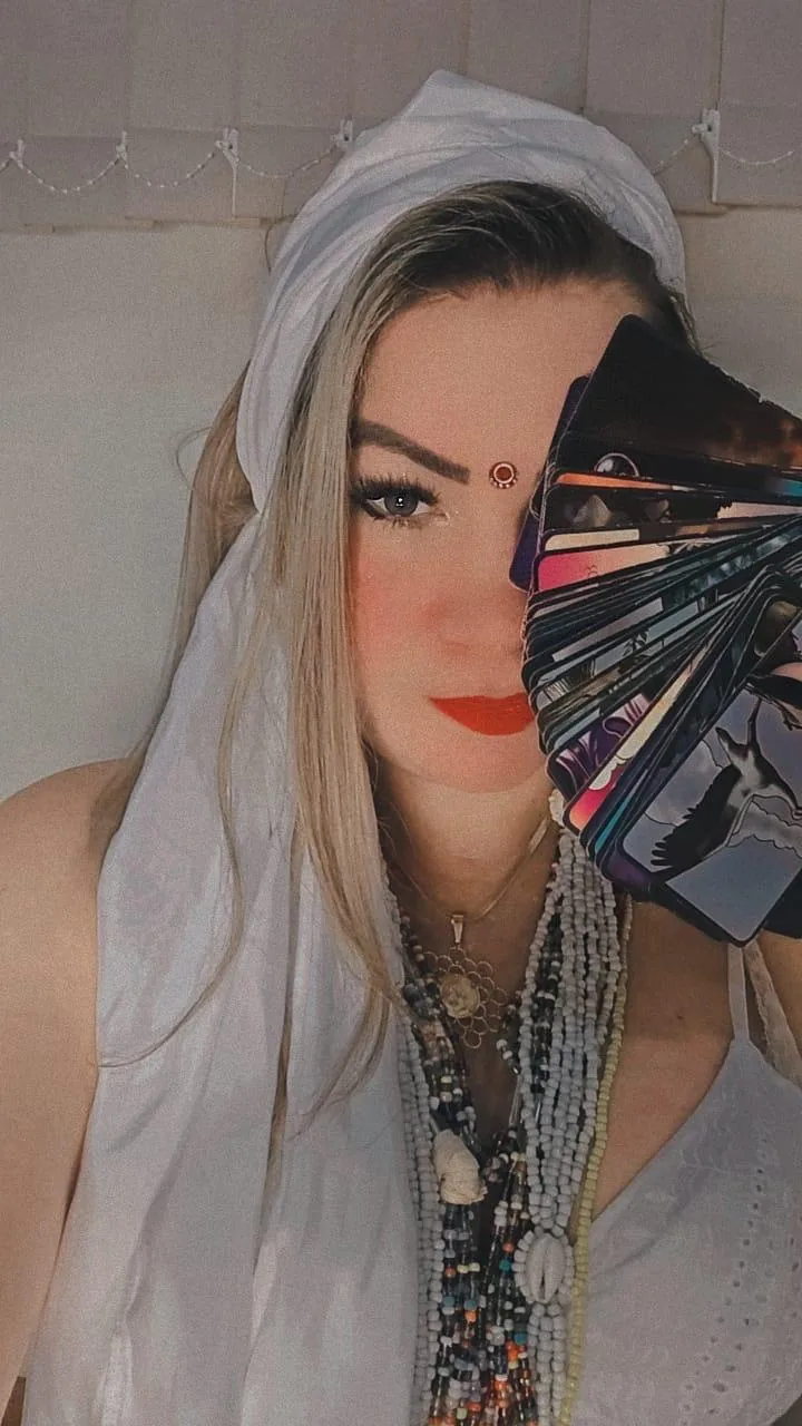 Irmã Yasmin com baralho espiritual