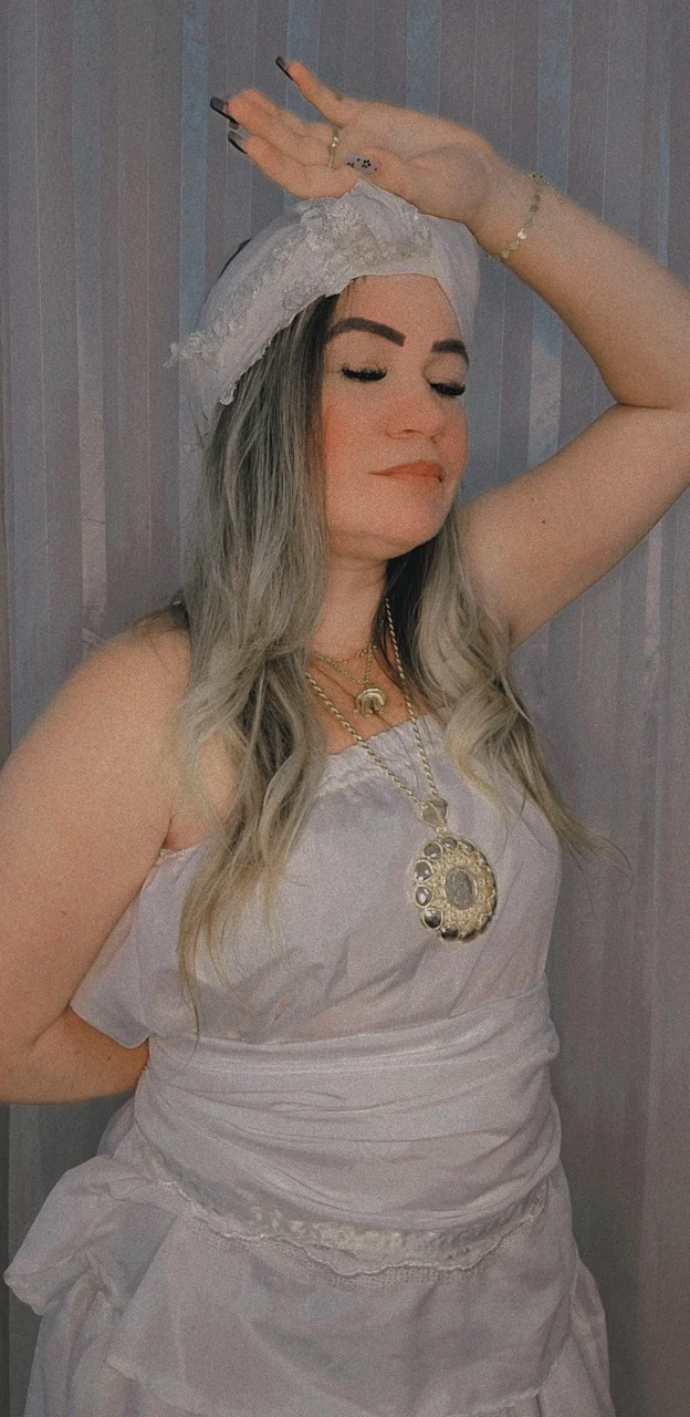 Irmã Yasmin em traje branco