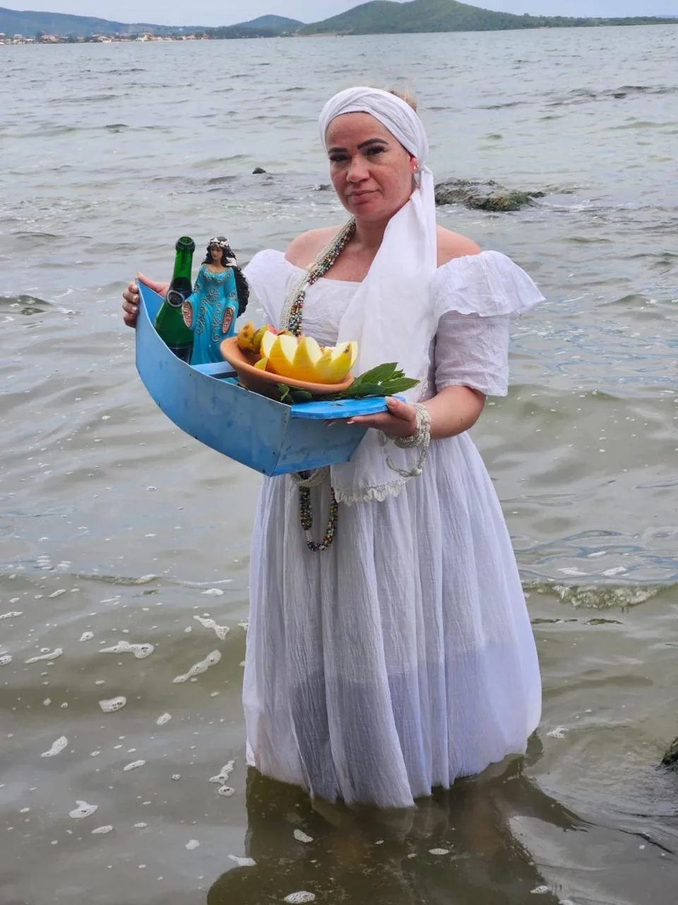 Irmã Yasmin em ritual junto ao mar