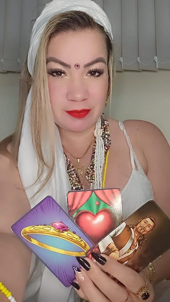 Irmã Yasmin apresentando cartas sobre amor e relacionamento