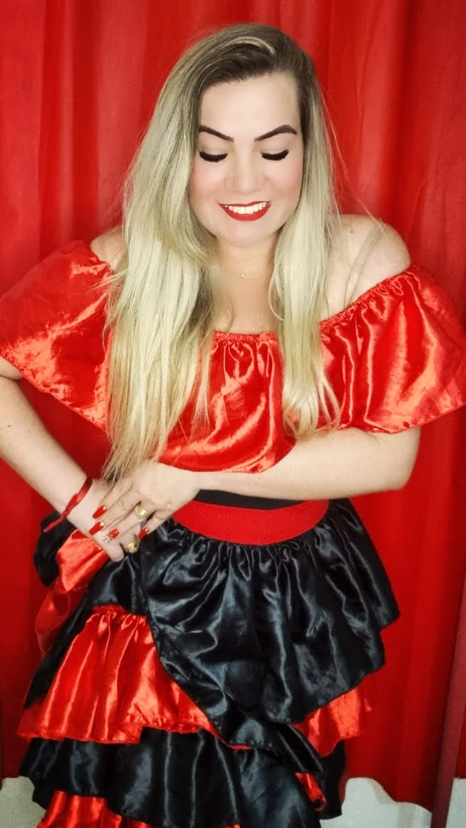 Irmã Yasmin em traje vermelho e preto